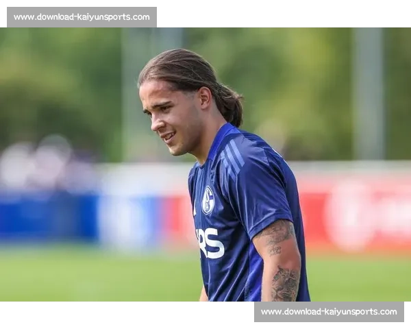 沙尔克官宣签下 22 岁德国中场法齐，合同至 2029 年