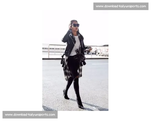 郑钦文柏林街拍：紫色网球包配 Labubu 玩偶，赛场外的个性符号