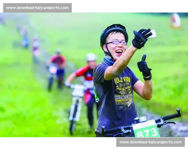 普定县第四届山地自行车越野赛激情开赛 雨露部落露营节同步启幕