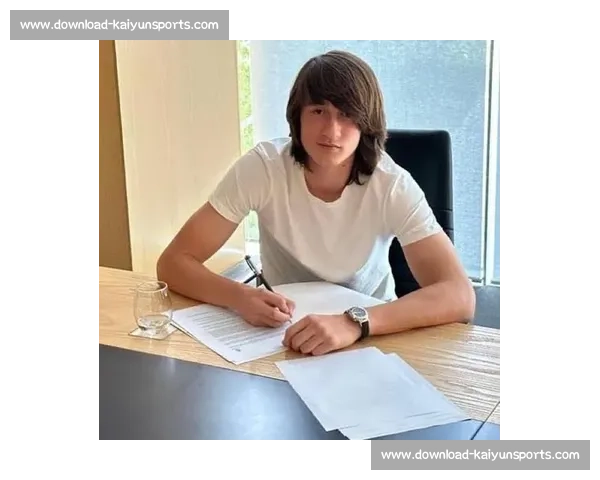 皇马青训新星琼 - 马丁内斯晋升一线队，目标第六中卫强化防线